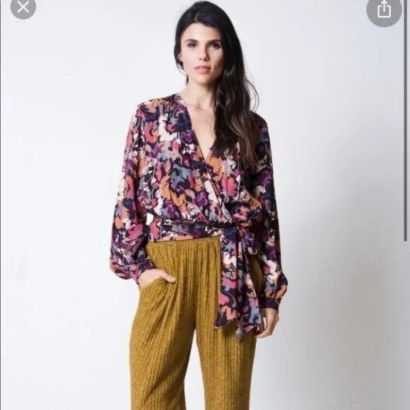 NWT Boutique Wanderlux Floral Wrap Top with Tie - Picture 2 of 15